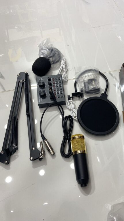 • طقم احترافي متكامل للبودكاست (ميكروفون , كارت صوت خارجي, كابلات التوصيل, حامل للمايكروفون)